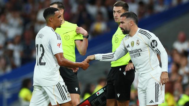 Momento del cambio de Trent y Carvajal tras la lesión del inglés.