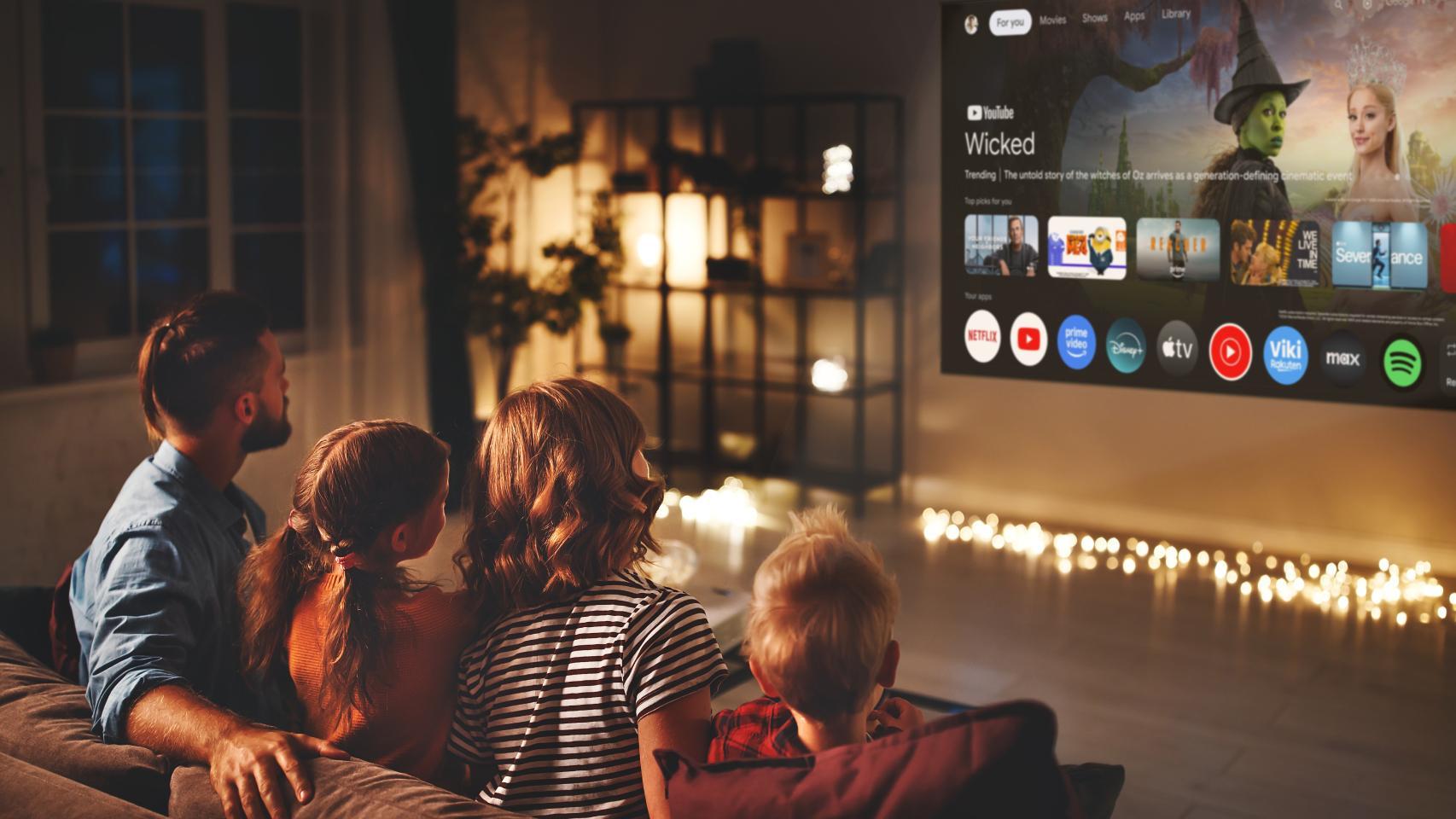 Una familia viendo Prime Video en uno de los nuevos proyectores de Epson