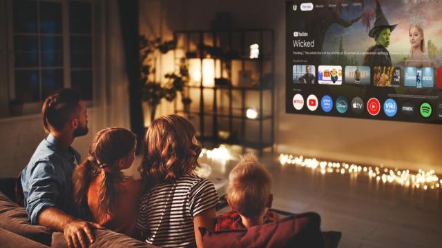 Una familia viendo Prime Video en uno de los nuevos proyectores de Epson
