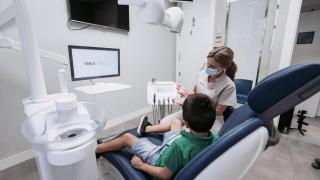 La clínica MAEX Pérez Varela promueve la revisión dental infantil para la detección precoz de anomalías en Santiago