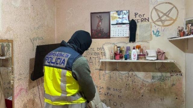 La policía encontró un altar satánico en la habitación de una persona detenida en Barcelona.
