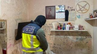 El altar satánico de 'Angel Black' en Barcelona, el pandillero de la Salvatrucha que huye de Bukele: "Hijo de Dios, sobrino de Satán"