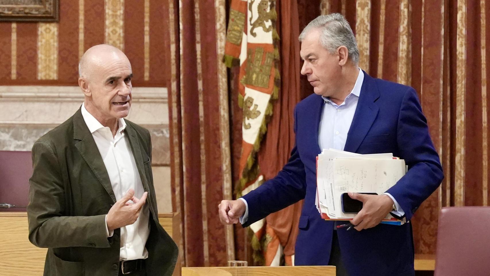 El alcalde de Sevilla, José Luis Sanz, y el portavoz del PSOE, Antonio Muñoz
