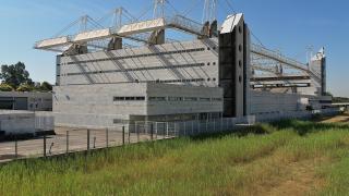 Arde la arboleda próxima al auditorio Rocío Jurado y provoca una gran columna de humo