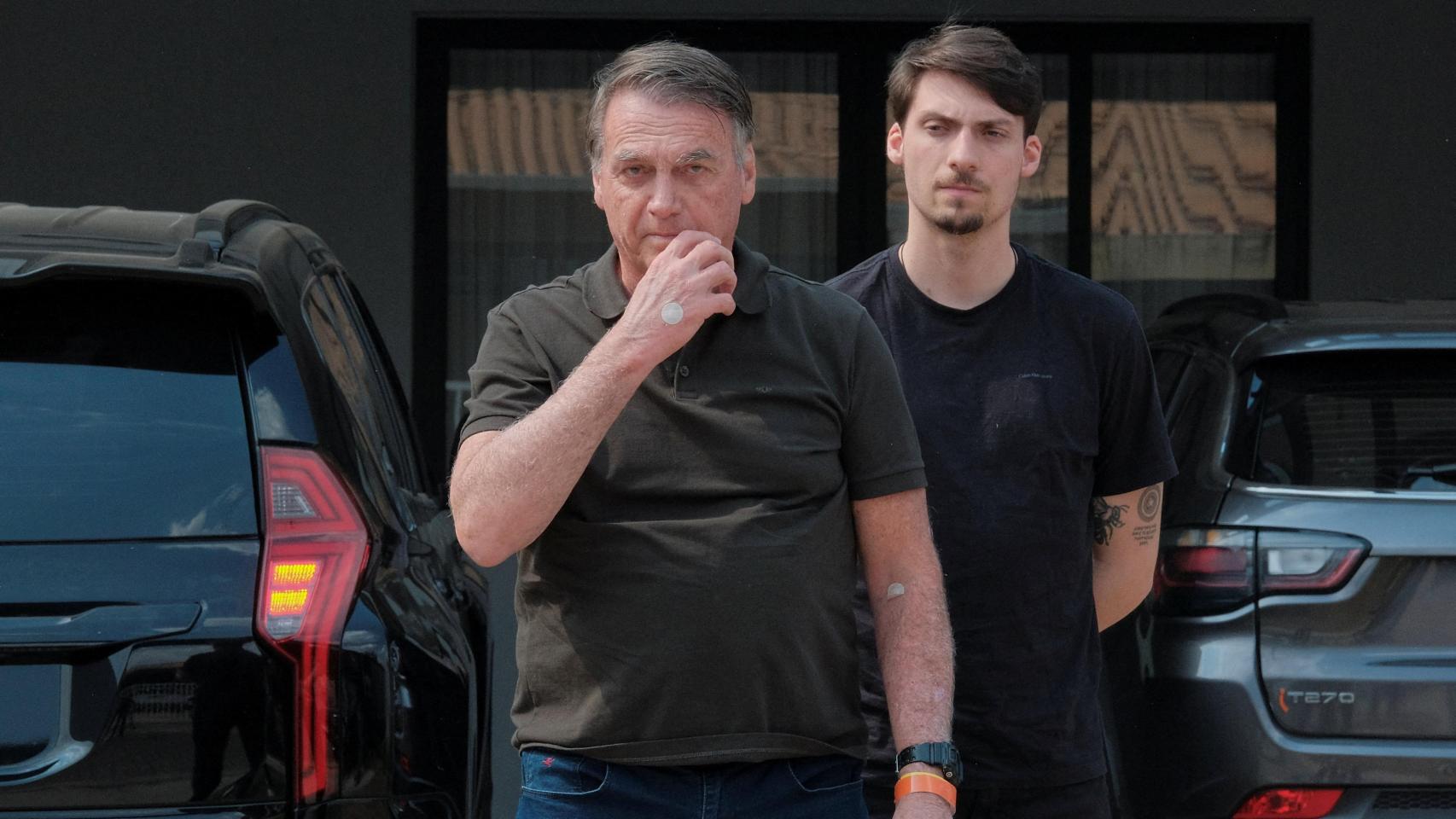 Jair Bolsonaro el pasado fin de semana acompañado de sus hijos tras someterse a una revisión médica.