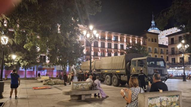 Llegada de camiones militares a la plaza de Zocodover de Toledo.