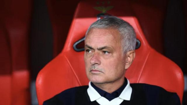 Mourinho, en el banquillo visitante del Benfica