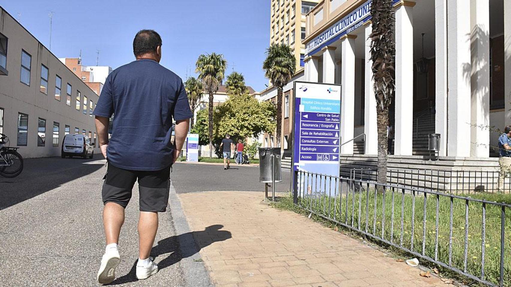 El palentino implantado acudiendo a su consulta en el Antiguo Edificio Rondilla