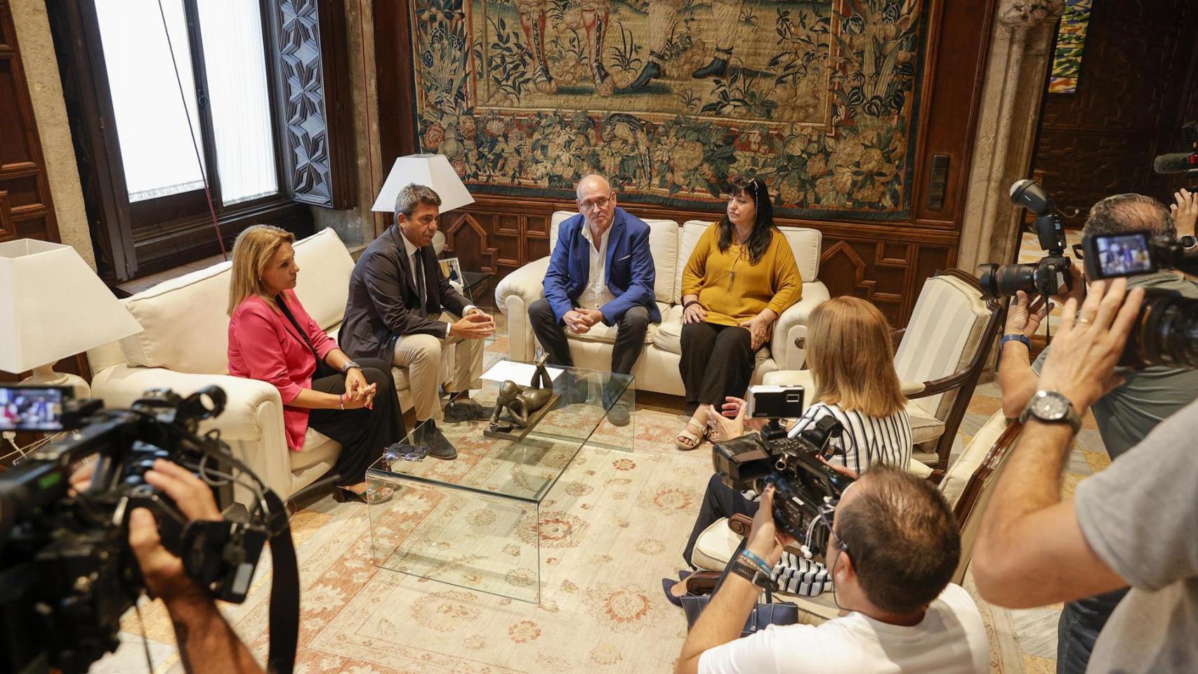 El president de la Generalitat, Carlos Mazón, junto a la vicepresidenta, Susana Camarero (i), durante la reunión llevada a cabo este miércoles con el presidente de la asociación SOS Desaparecidos, Joaquín Amils. EFE/Manuel Bruque