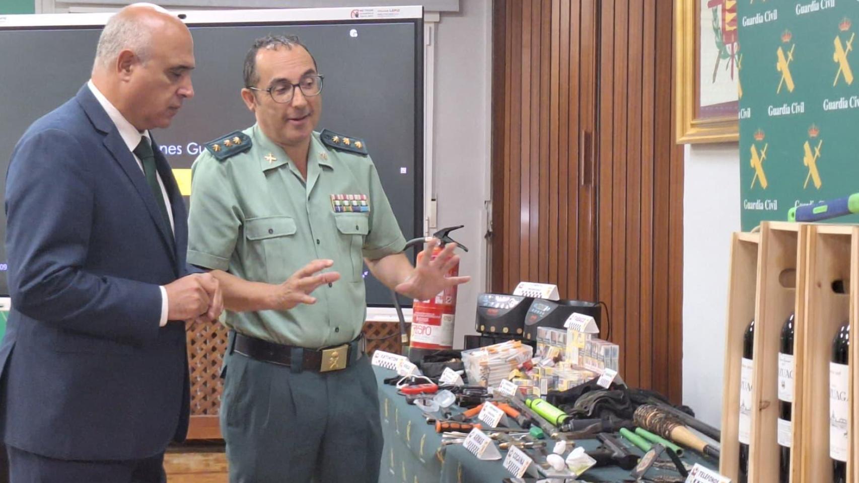 Jacinto Canales y Andrés Velarde junto al material intervenido por la Guardia Civil