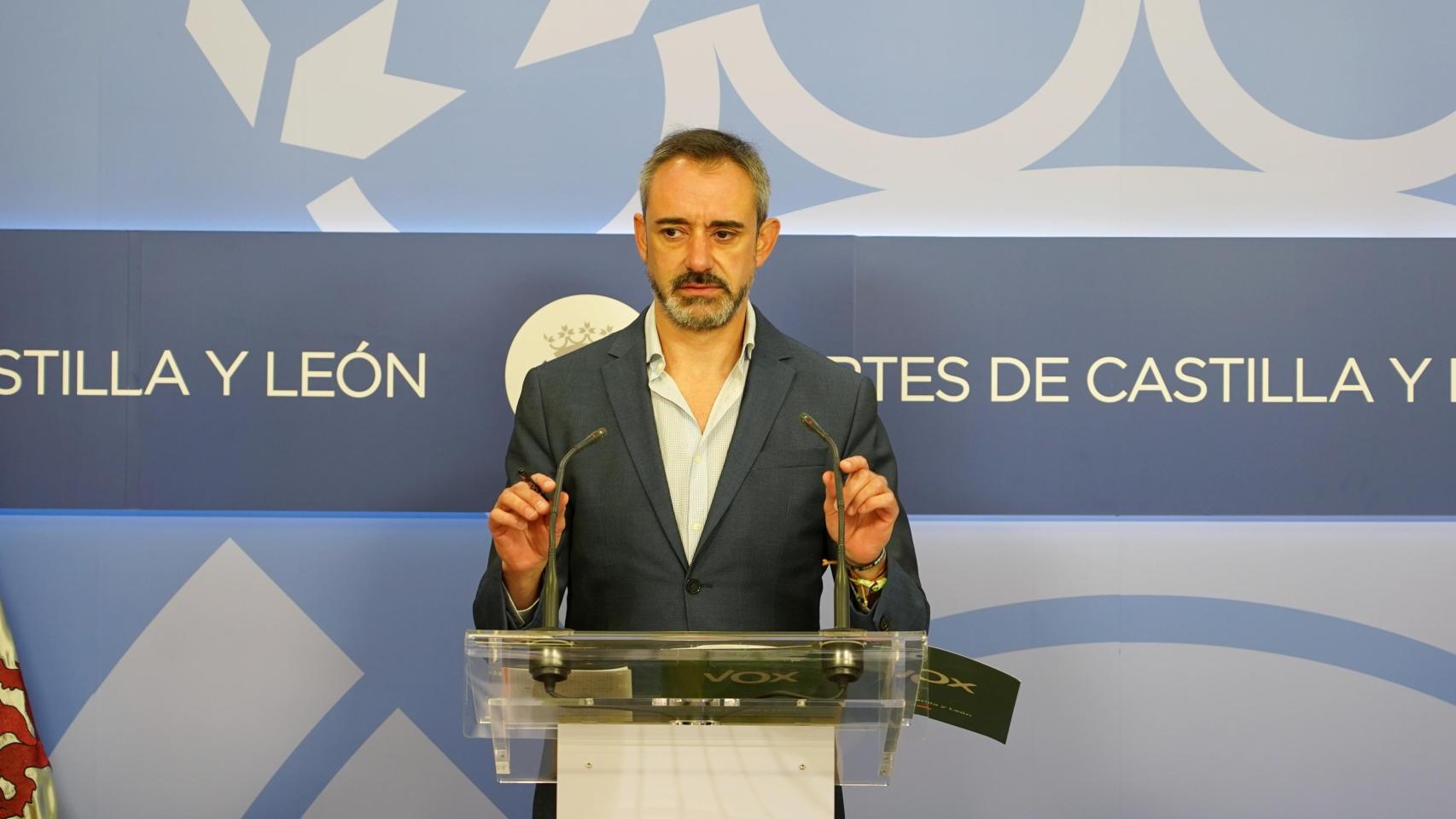 El portavoz de Vox, David Hierro, durante su rueda de prensa de este miércoles