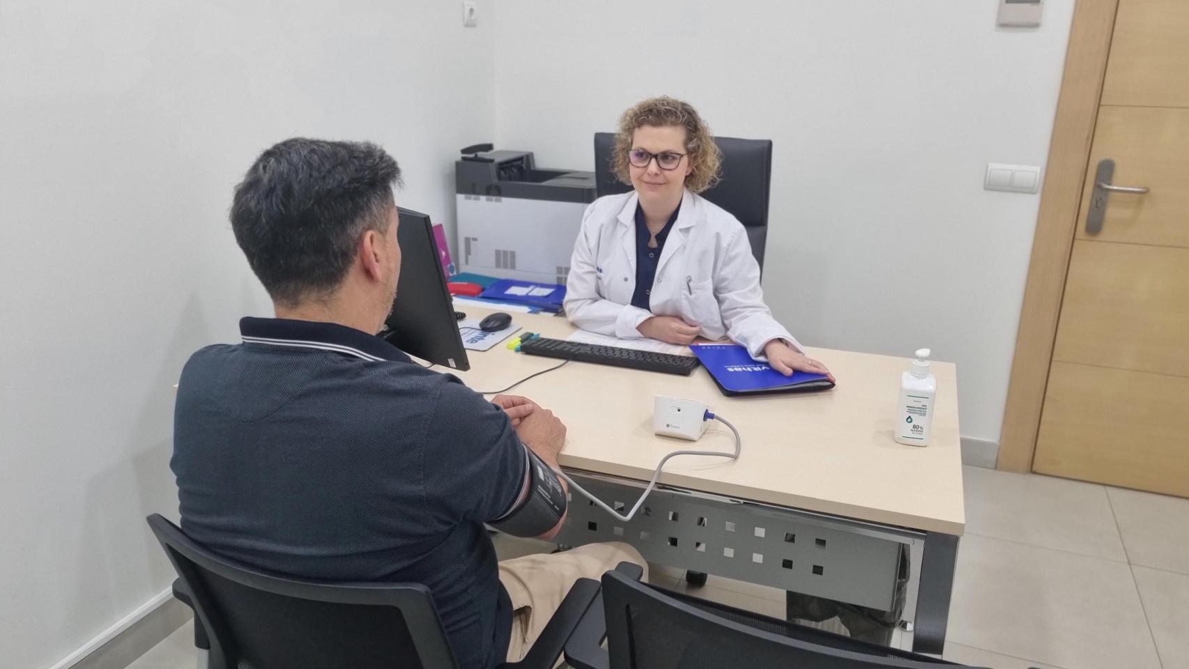 La doctora María Victoria García Martínez en consulta.