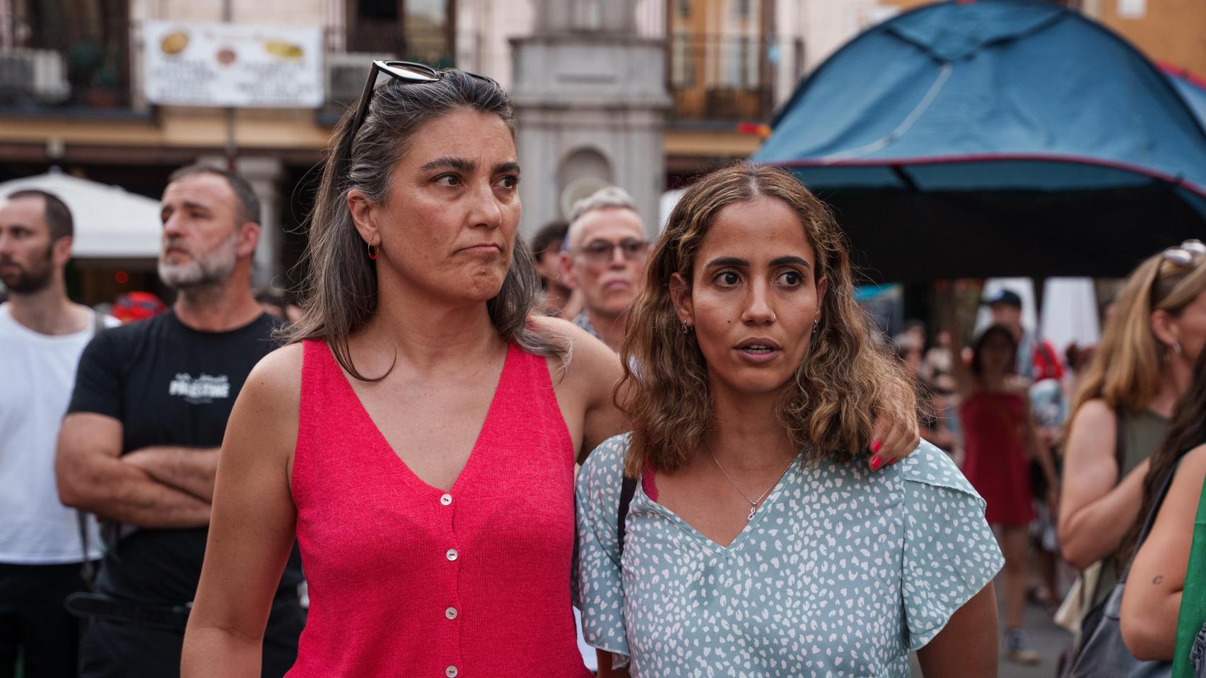 La portavoz de Más Madrid en la Asamblea, Manuela Bergerot (i), y la diputada de Sumar Tesh Sidi (d) durante una concentración para exigir la liberación de los activistas de la ‘Flotilla de la Libertad’.