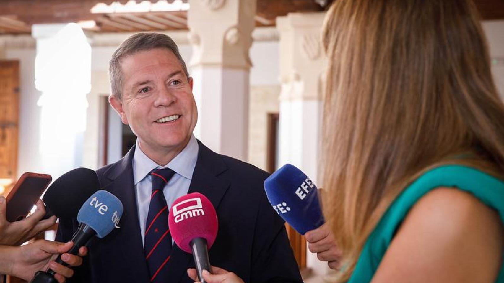 Page atiende a los medios de comunicación