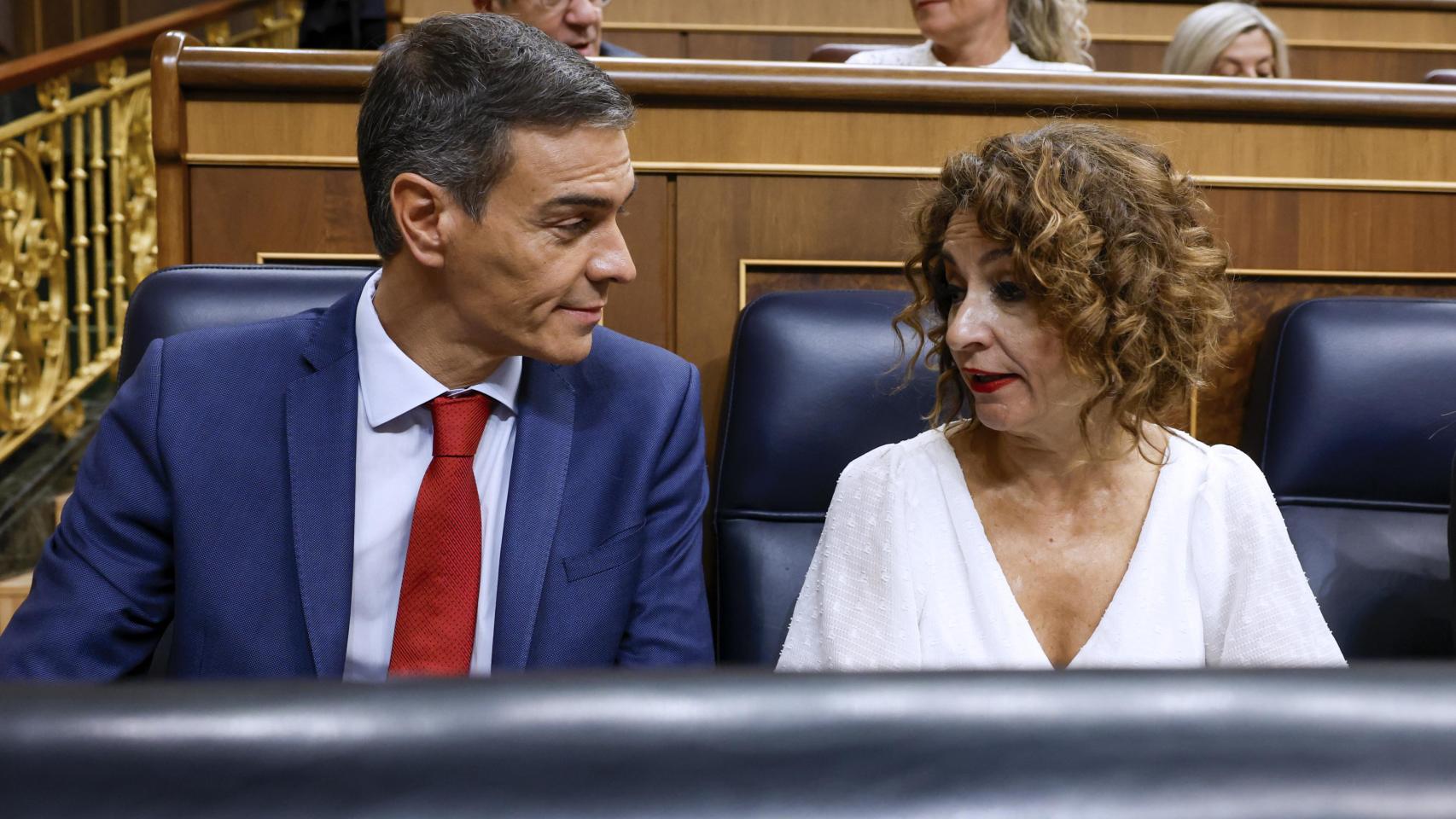 Pedro Sánchez y María Jesús Montero, en la sesión de control de este miércoles.