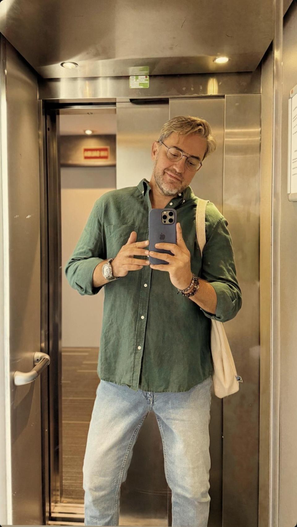 Máximo Huerta, más delgado, haciéndose un selfie.