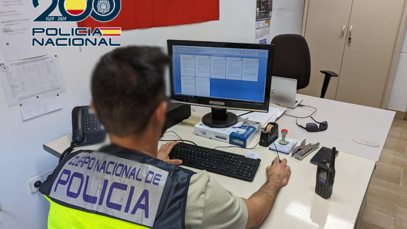 Un investigador de la Policía Nacional.