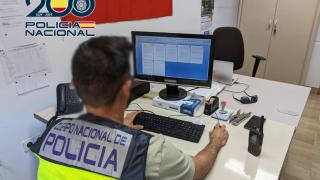 Detienen a un hombre y a una mujer por hacerse con 2.270 euros tras robar un móvil en Alicante