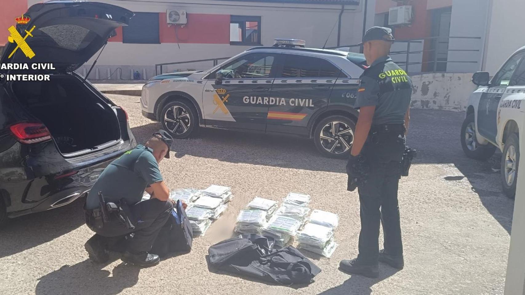Los dos agentes incautan la droga encontrada en un vehículo en Navacarros (Salamanca)
