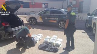 Detienen a un conductor tras pillarlo con más de 76 kilos de hachís escondidos en mochilas en Navacarros