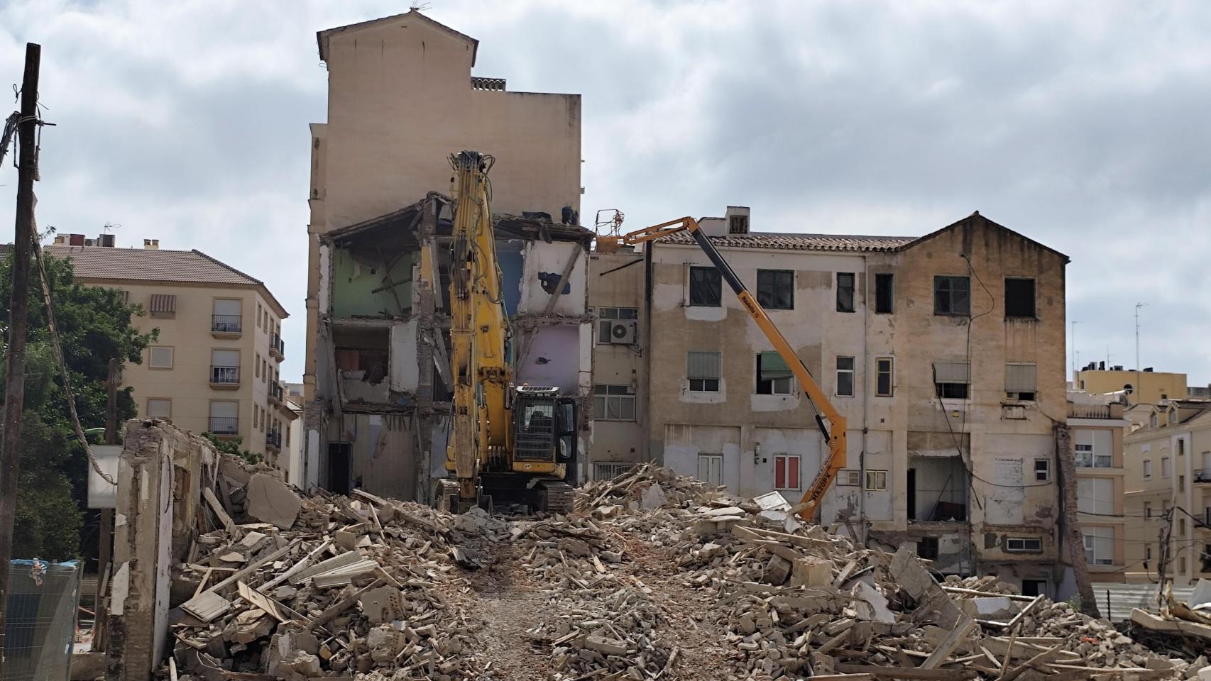 Imagen de los trabajos de demolición de los últimos edificios de Callejones del Perchel.