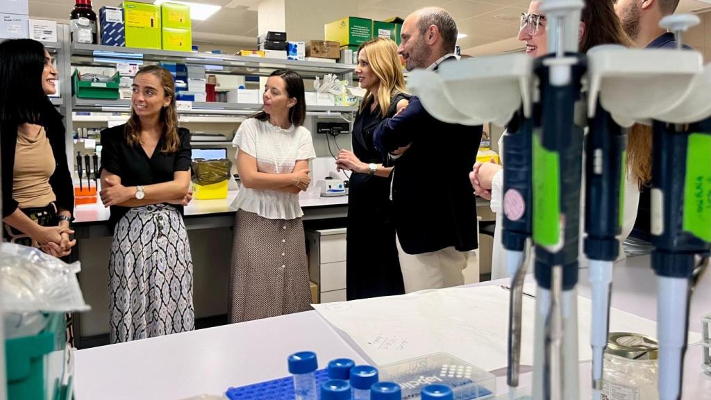 La consejera de Empresa, Empleo y Economía Social, Marisa López Aragón, junto con el director general del INFO, Joaquín Gómez y miembros de Longesq, durante la visita a una empresa.