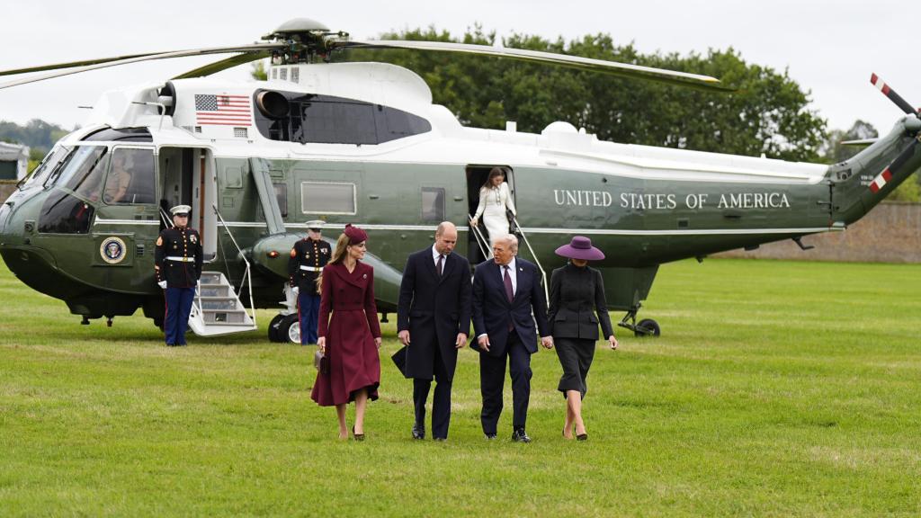 Donald y Melania, después de salir del helicóptero que los ha transportado a Windsor.