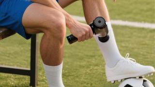 Vuelve al gym sin agujetas con esta pistola de masaje portátil: ¡está tirada de precio en Amazon!