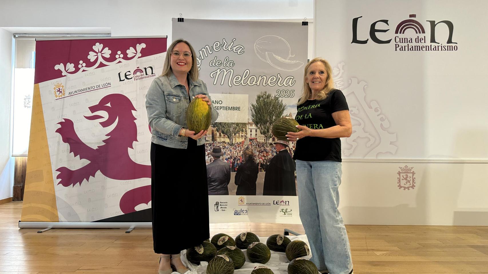 La presidenta de la Asociación Cultural García I, Ángeles González Espadas, y la concejala de Fiestas, Camino Orejas, presentan La Melonera