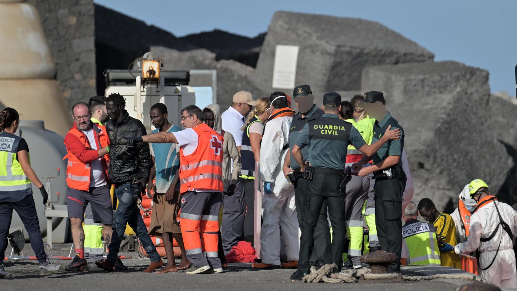 Efectivos de emergencias atienden a personas en el Muelle de la Restinga, El Hierro, Canarias. Europa Press Canarias
