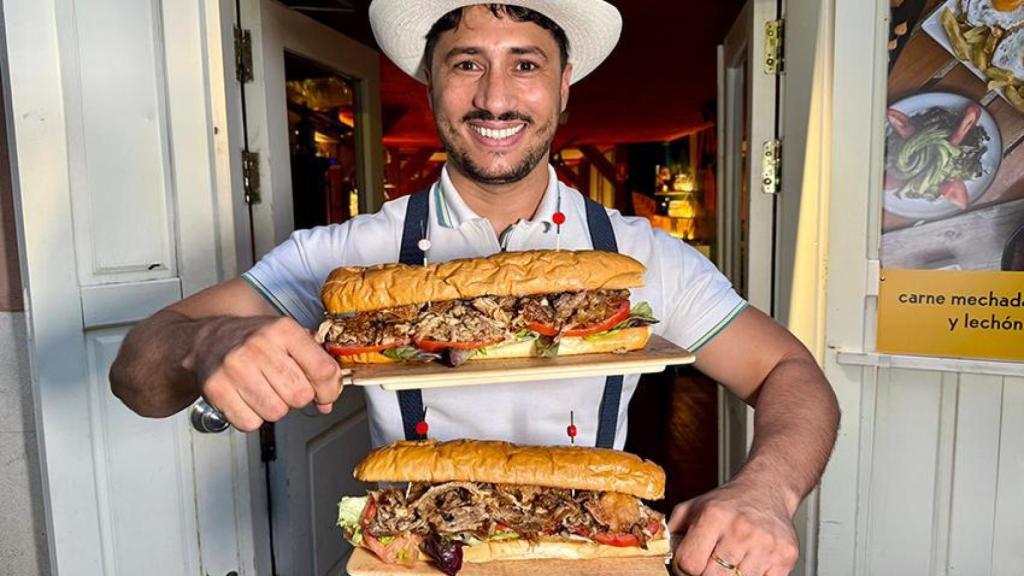 Yalexis González Blanco sujeta sus bocadillos.