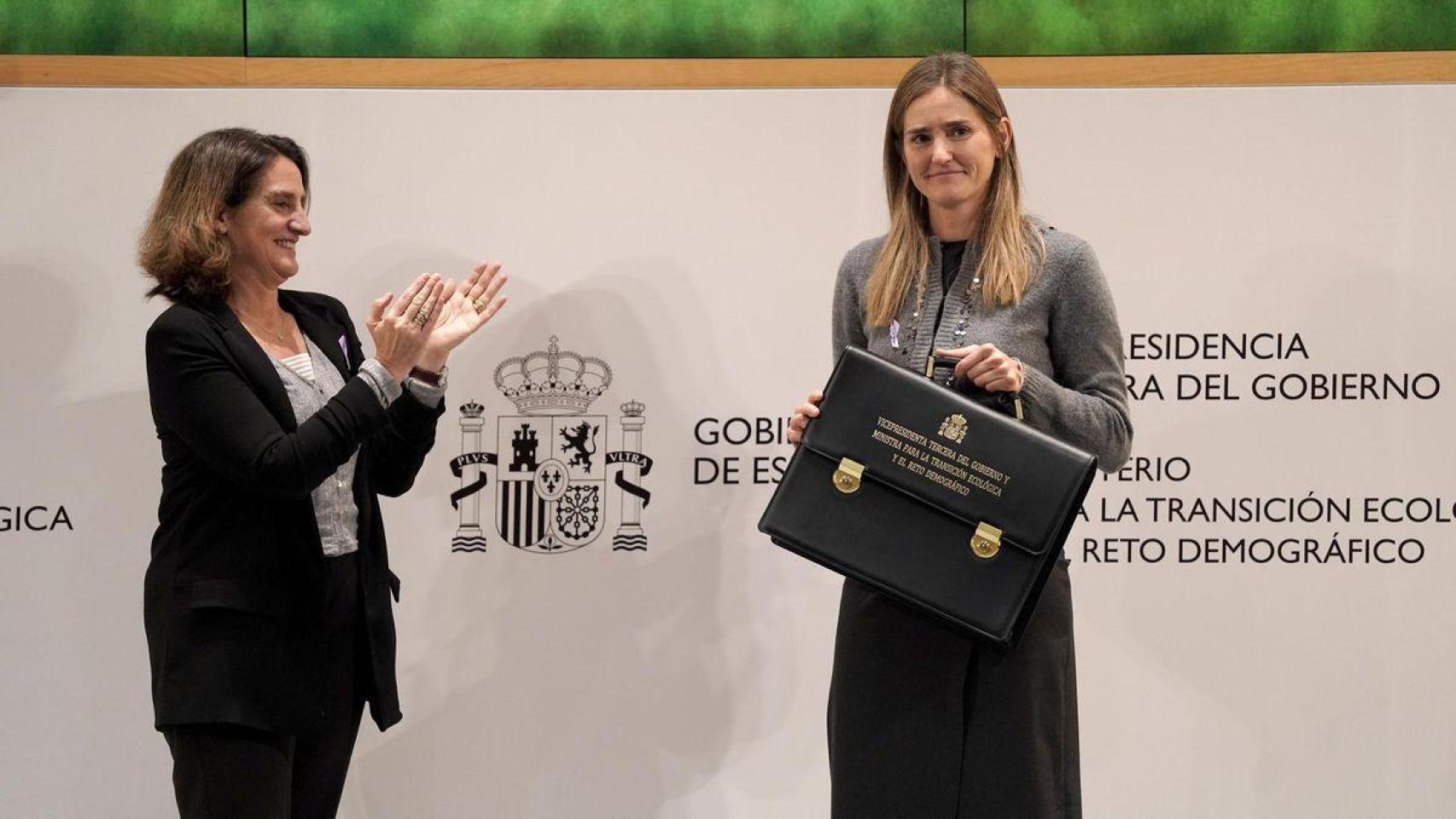 La exministra para la Transición Ecológica, Teresa Ribera, pasa la cartera a su sucesora y actual titular, Sara Aagesen, el pasado noviembre.