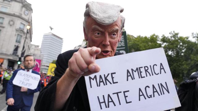 Un manifestante disfrazado de Trump en Londres lleva un cartel donde se lee Haz que América odie de nuevo.