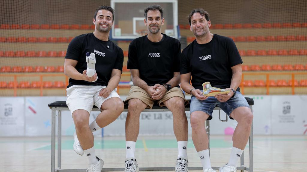 José Manuel Calderón, en el centro de la imagen, con los fundadores de Podoks.