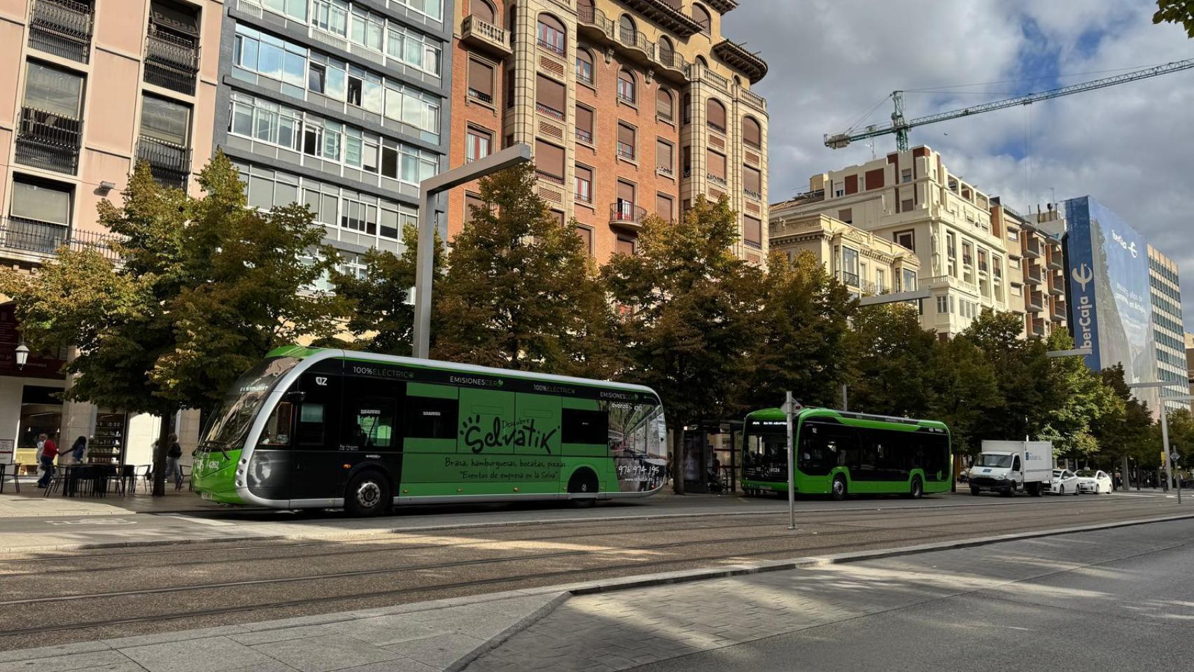 Autobuses urbanos en el centro de Zaragoza.