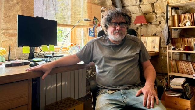 Àlex Torío, el profesor que deja la educación con tristeza y enfado tras 30 años.