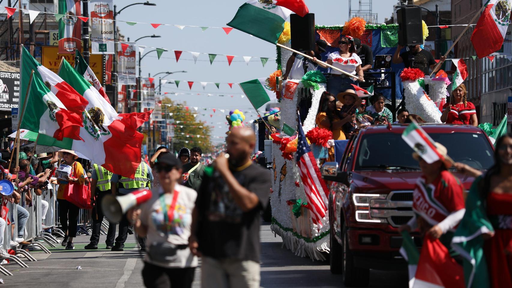 El desfile mexicano en Chicago, que inicialmente se había cancelado debido a la mayor presencia de agentes del Servicio de Inmigración y Control de Aduanas (ICE) en la ciudad, se lleva a cabo con voluntarios apostados a lo largo de la ruta, equipados con radios, celulares y silbatos para informar rápidamente sobre cualquier problema.