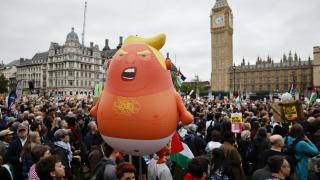 Muñecos hinchables, banderas palestinas y pancartas: miles de personas se manifiestan contra la visita de Trump en Londres