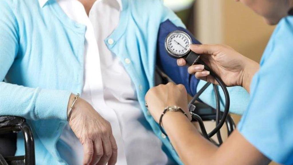 Enfermero atendiendo a un paciente.