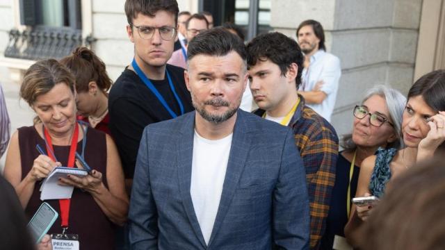 El portavoz de ERC en el Congreso, Gabriel Rufián, este miércoles en los pasillos del Parlamento.