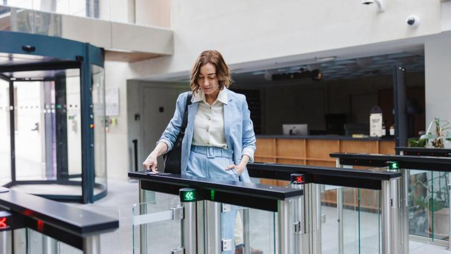 Mujer fichando en el trabajo.