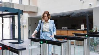 Una experta laboralista alerta a España: "Si no fichas en el trabajo podrías pagar una multa de hasta 10.000€"