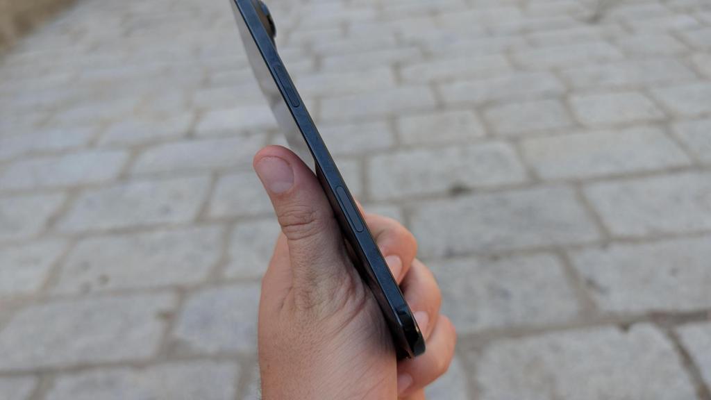 Lateral del iPhone Air donde no está el hueco para la tarjeta SIM