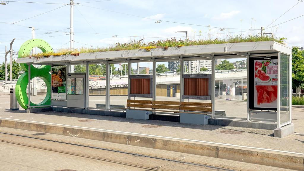 Concepto del ladrillo Bloc en una parada de tranvía.