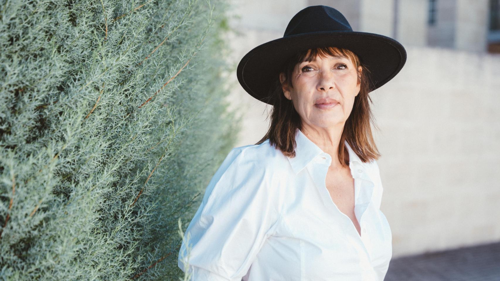 Retrato de la directora y activista, con un estilismo de Mirto.