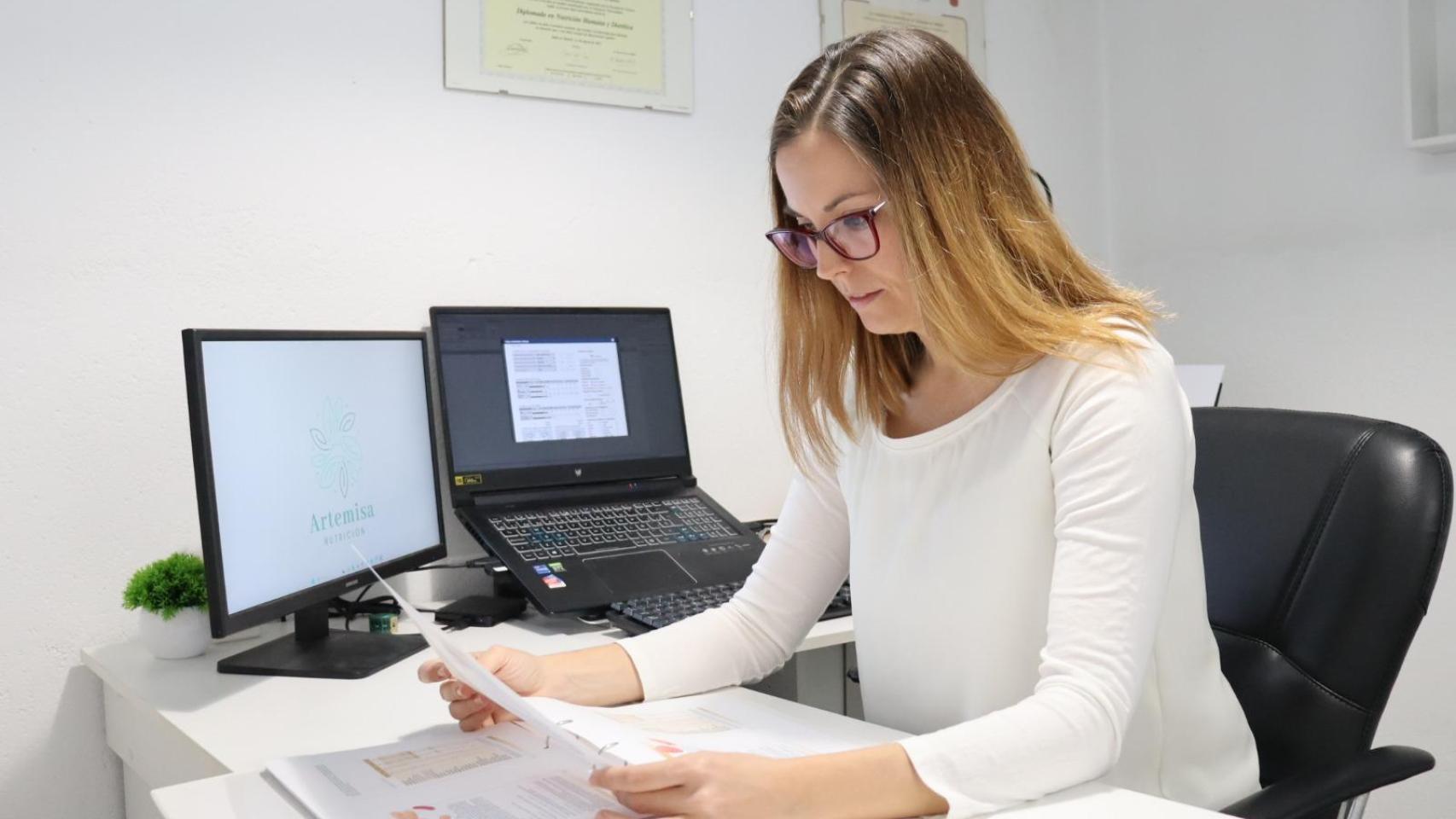 Irene Olalla posa en su despacho desde Boceguillas (Segovia)