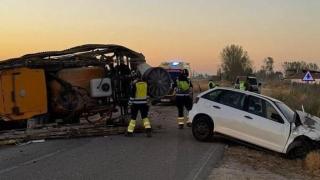 Un coche vuelca un tractor tras golpearlo por detrás en la provincia de Segovia