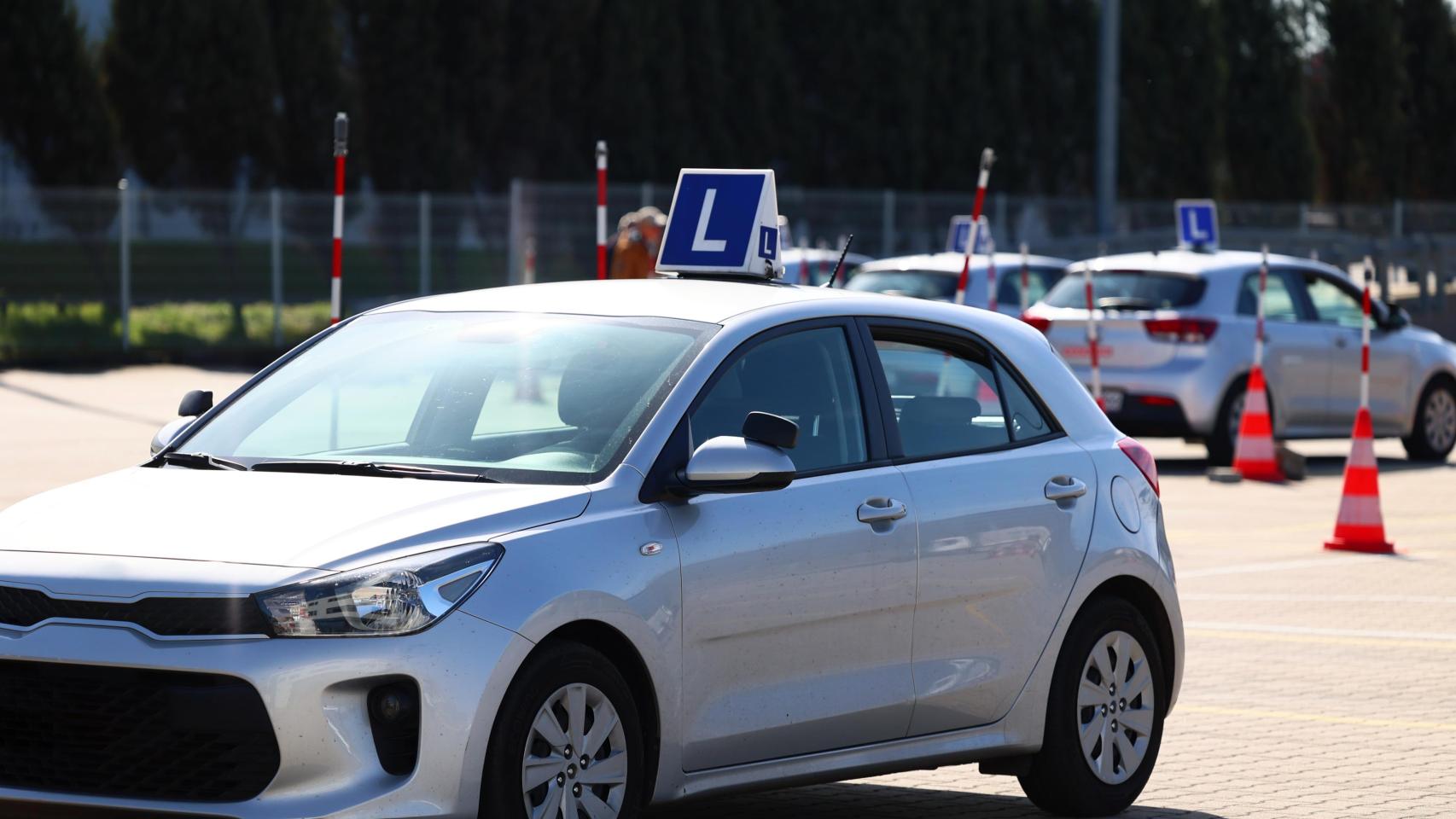 Un coche de una autoescuela.