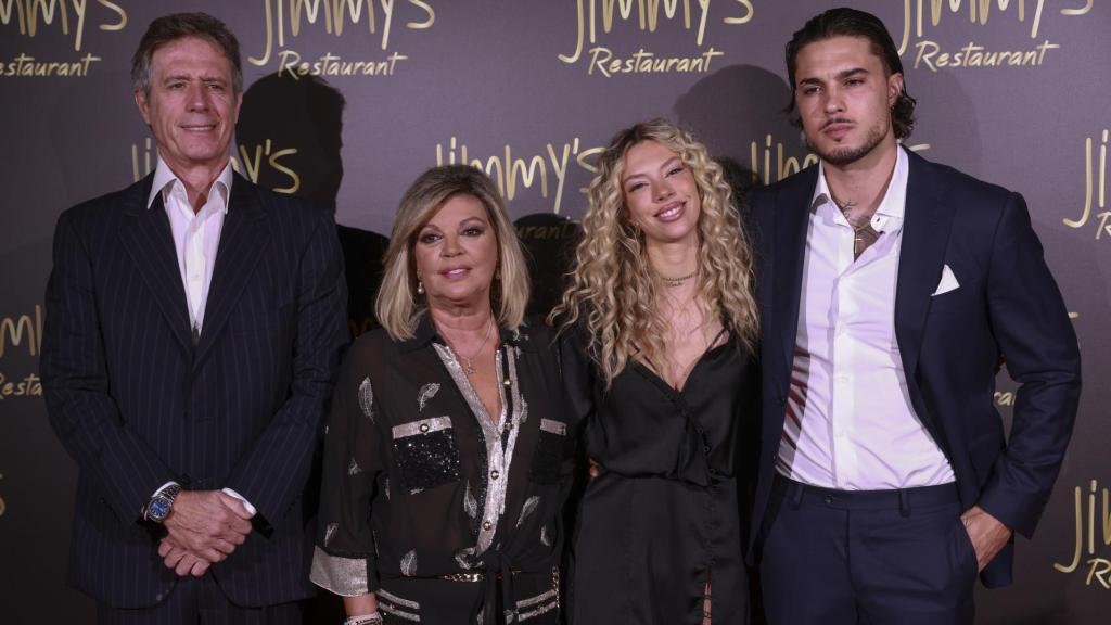 Terelu Campos, Alejandra Rubio Carlo Costanzia y su padre en la celebración del presentador en Madrid.