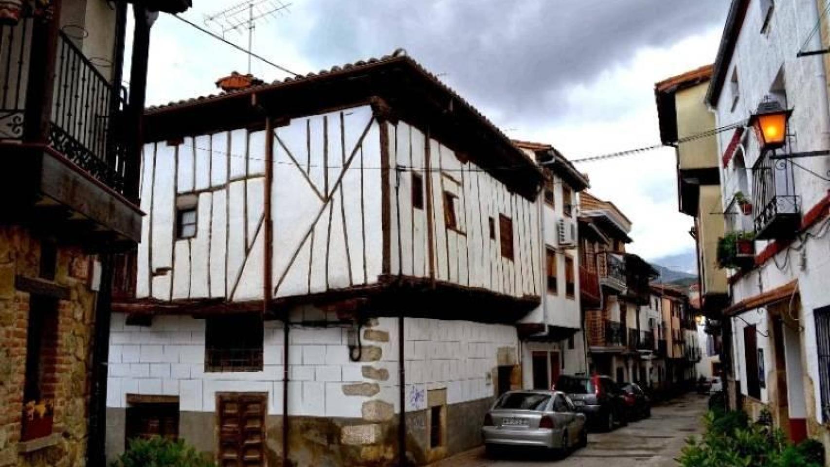 Calle del Pozo en Candeleda, uno de los pueblos afectados
